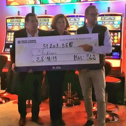 Chèque remise à la gagnante du jackpot progressif du Casino JOA de Cannes-Mandelieu